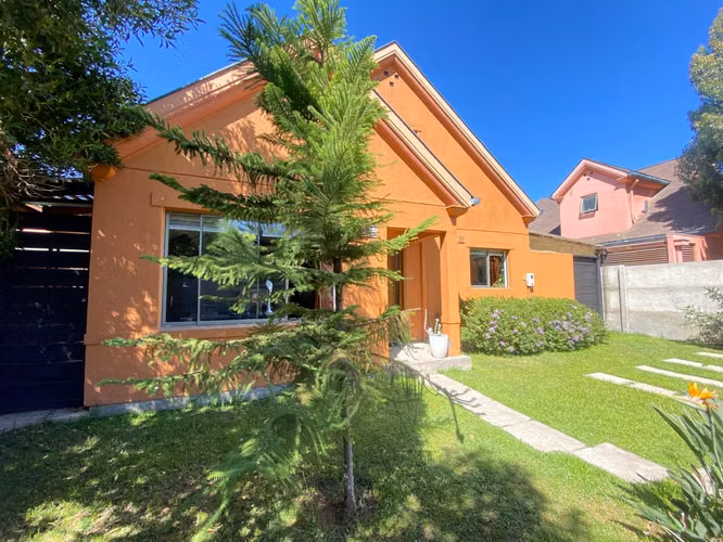 VENTA CASA PROVENZAL SECTOR PARQUE BRISAS NORTE 2 PISOS 3D+3B+ESCRITORIO+TERRAZA CON SECTOR AMBIENTADO PARA QUINCHO, COLEGIOS HIGHLANDS, CABO DE HORNOS