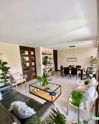 VENTA CASA MEDITERRÁNEA EN CONDOMINIO DE CHICUREO, 3D + 3B + PIEZA SERVICIO + TERRAZA + QUINCHO + PISCINA, AL LADO DEL COLEGIO SAN ANSELMO