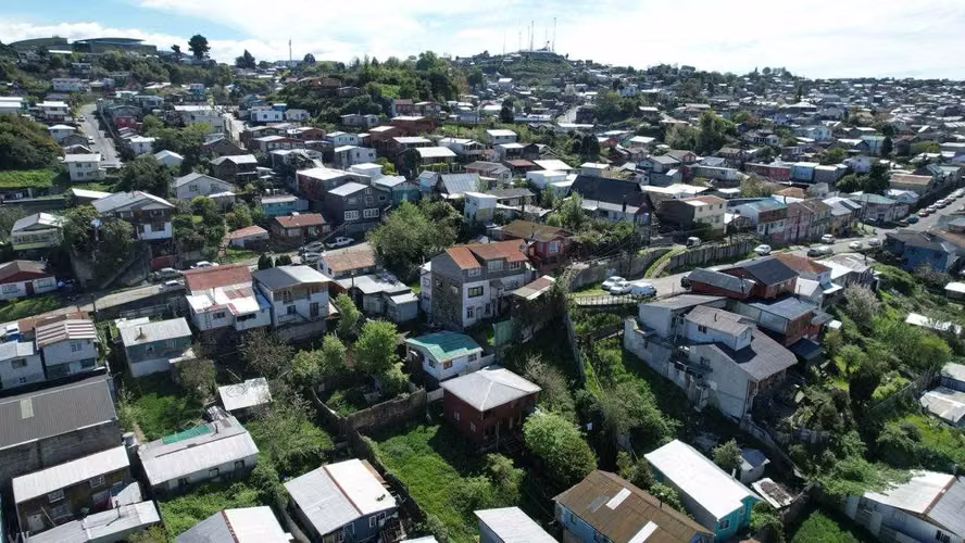 Amplio terreno cercano a Barrio Puerto con casa. (131385)