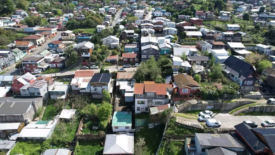 Amplio terreno cercano a Barrio Puerto con casa. (131385)