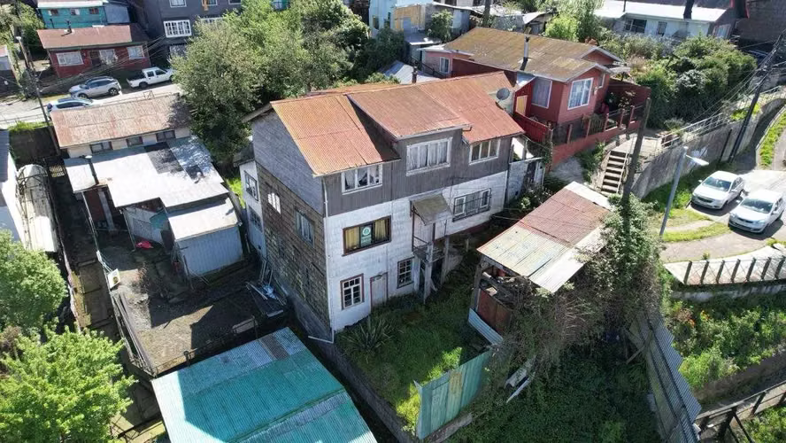 Amplio terreno cercano a Barrio Puerto con casa. (131385)