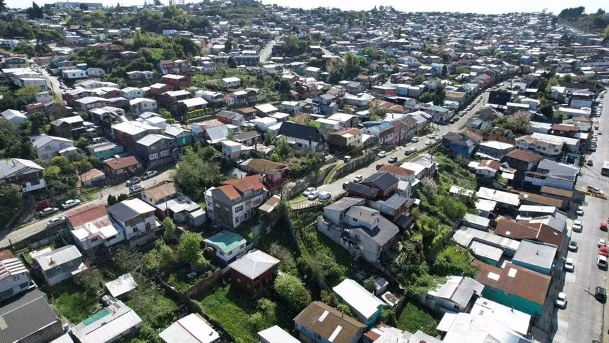 Amplio terreno cercano a Barrio Puerto con casa. (131385)