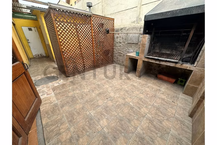Se Vende casa comercial en Avenida Juan Cisternas
