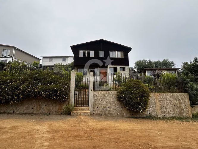 Casa con amplias posibilidades en terreno extenso de 450m2