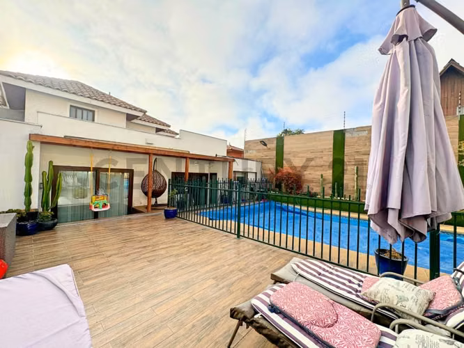 Se vende casa de dos niveles en San Joaquin