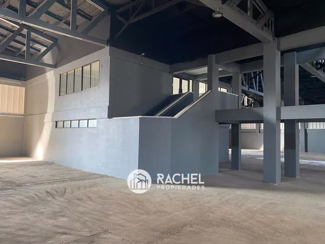 SE ARRIENDA GRAN BODEGA REMODELADA SOBRE RUTA 5- Sur/ Entrada Pillanlelbun