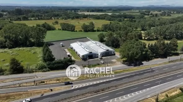 SE ARRIENDA GRAN BODEGA REMODELADA SOBRE RUTA 5- Sur/ Entrada Pillanlelbun