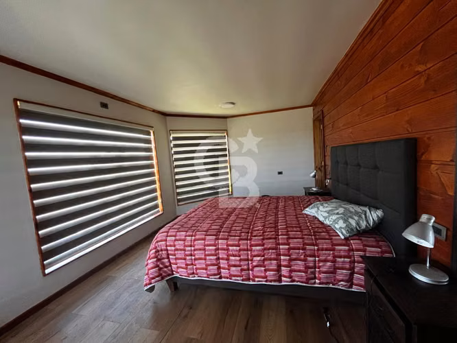 Casa luminosa en condominio consolidado