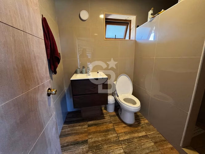 Casa luminosa en condominio consolidado