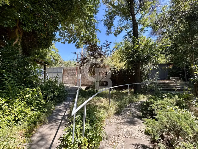 Sitio con casa en Vitacura, Lo curro