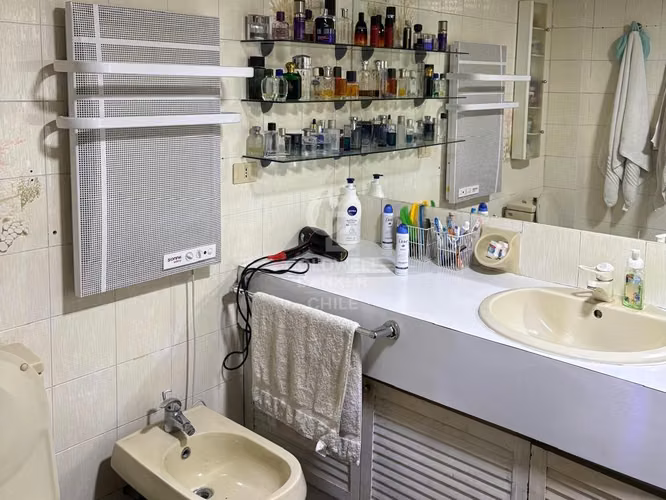 Casa estilo chileno en Vitacura, con amplio terreno - Imagen 7