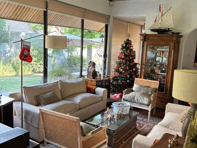 Casa estilo chileno en Vitacura, con amplio terreno - Imagen 3
