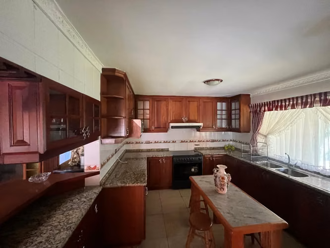 Gran propiedad 5.000 m2 y 700 m2 construidos, callejón los palacios