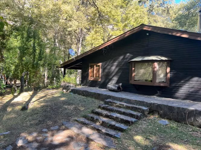 Terreno 6796 m2 2 casas con piscinas a orilla de camino