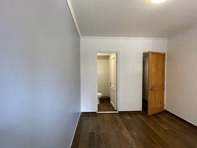 Studio / Oficina de 16 metros cuadrados, con 1 privado y 1 baño completo, cocina eléctrica y termo eléctrico.