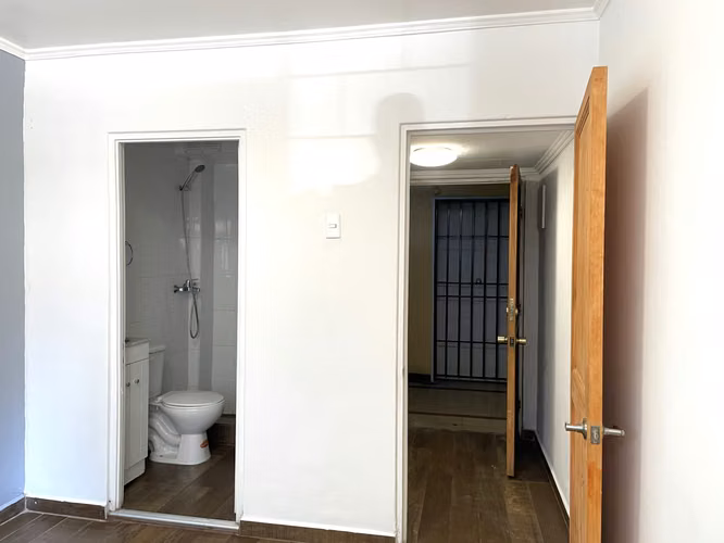 Studio / Oficina de 16 metros cuadrados, con 1 privado y 1 baño completo, cocina eléctrica y termo eléctrico.