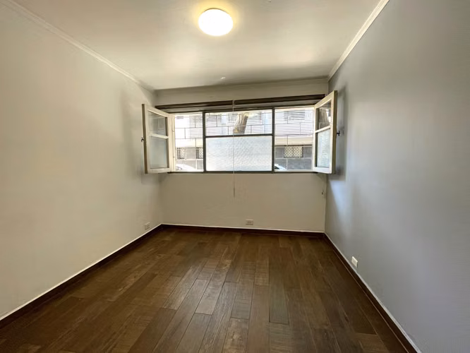 Studio / Oficina de 16 metros cuadrados, con 1 privado y 1 baño completo, cocina eléctrica y termo eléctrico.
