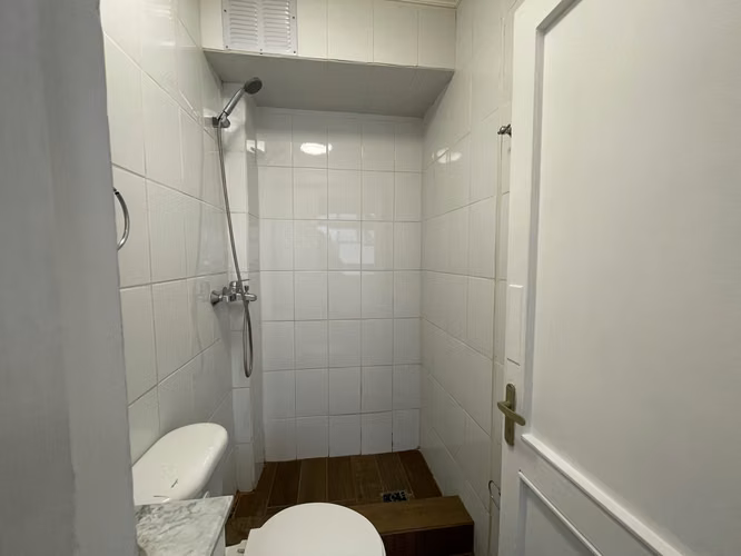 Studio / Oficina de 16 metros cuadrados, con 1 privado y 1 baño completo, cocina eléctrica y termo eléctrico.
