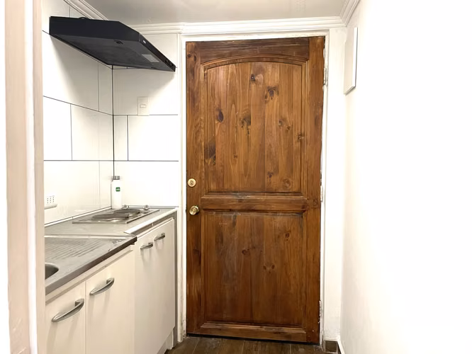 Studio / Oficina de 16 metros cuadrados, con 1 privado y 1 baño completo, cocina eléctrica y termo eléctrico.