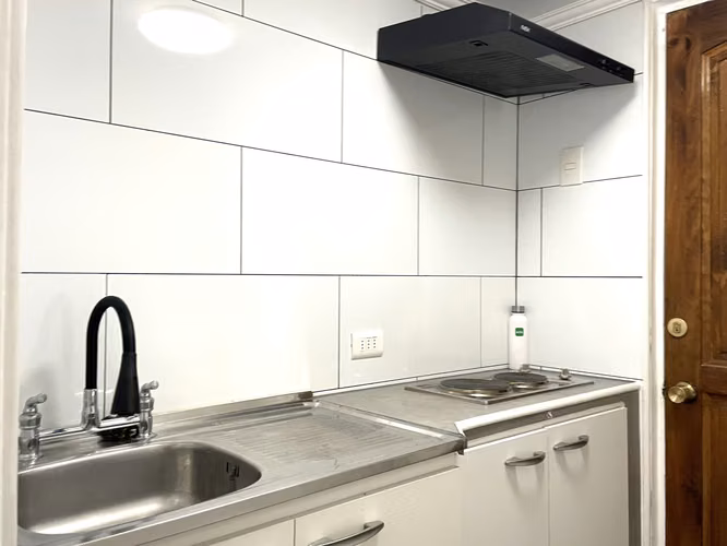 Studio / Oficina de 16 metros cuadrados, con 1 privado y 1 baño completo, cocina eléctrica y termo eléctrico.