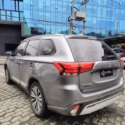Mitsubishi outlander 4x2 2020 - Imagen 3