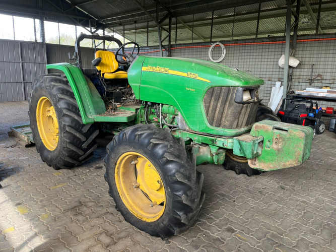 TRACTOR JOHN DEERE; COLOSO; SEGADORA AGRICOLA; TRACTOR CORTA CESPED; PORTA VINS; PULVERIZADORA.