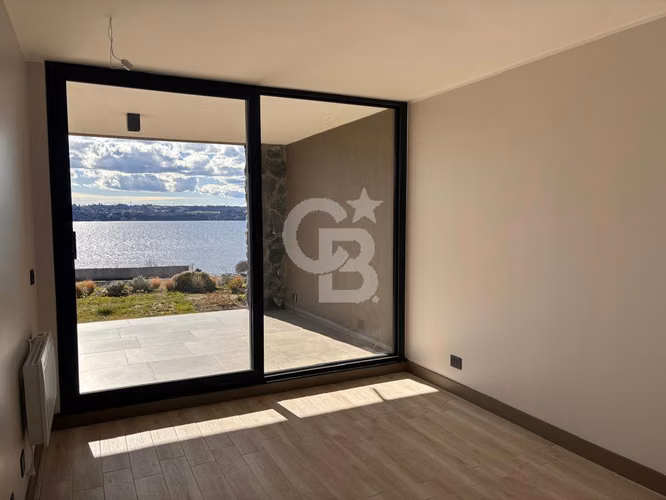 Depto nuevo! con jardín y vista despejada al lago