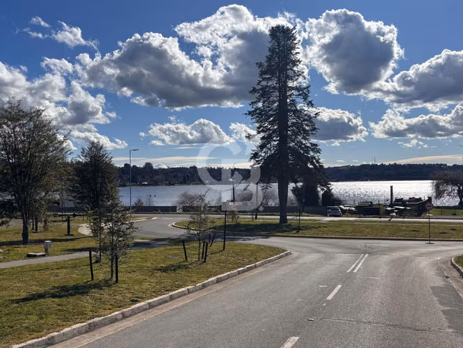 Depto nuevo! con jardín y vista despejada al lago