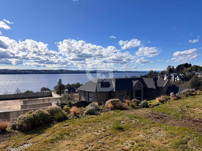 Depto nuevo! con jardín y vista despejada al lago