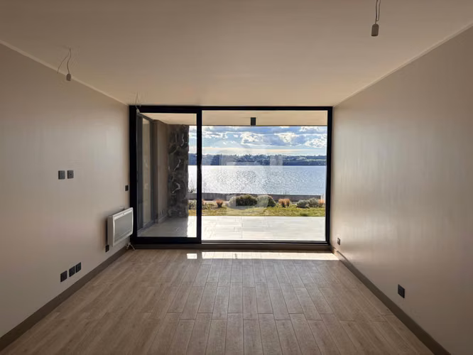Depto nuevo! con jardín y vista despejada al lago