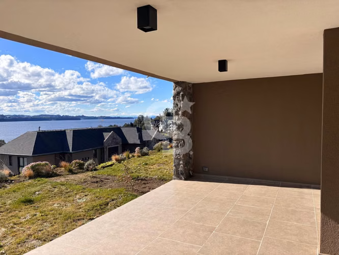 Depto nuevo! con jardín y vista despejada al lago