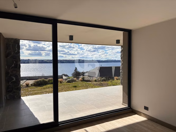 Depto nuevo! con jardín y vista despejada al lago