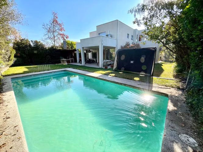 Casa Amplia con Jardín y Piscina (134489)