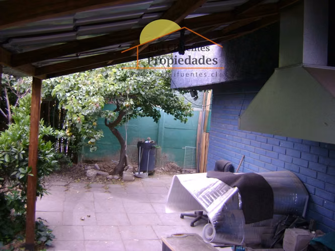 Propiedad con uso comercial, buena ubicación.