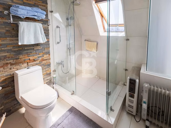 Amplio y Privado Penthouse 4D/3B + 2 Estacionamientos