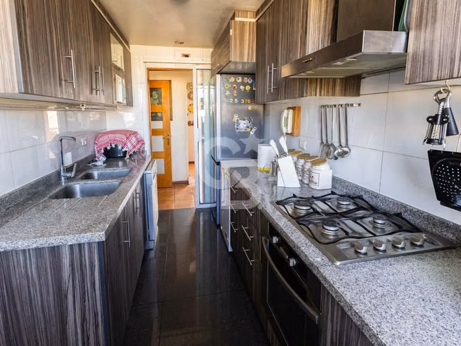 Amplio y Privado Penthouse 4D/3B + 2 Estacionamientos