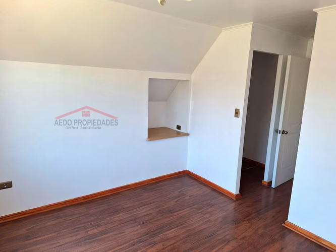 Se Vende Linda casa de dos pisos, paradero 26, Condominio Los Almendros, comuna de La Calera.