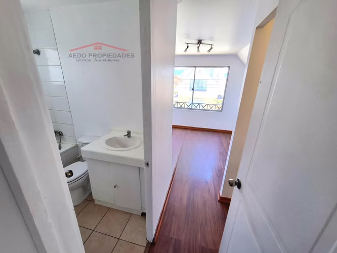 Se Vende Linda casa de dos pisos, paradero 26, Condominio Los Almendros, comuna de La Calera.