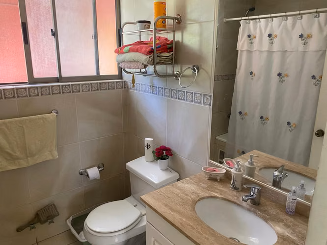 VENDE casa 5D 4B 180/780 mt2, cond. Sta Rosa de Linderos, Buin.