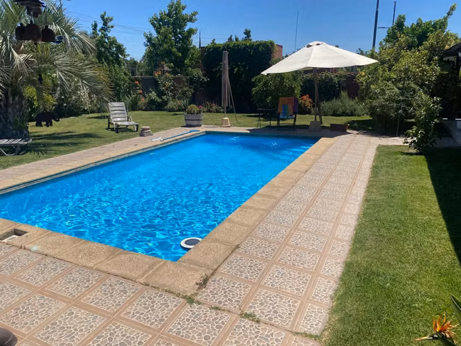 VENDE casa 5D 4B 180/780 mt2, cond. Sta Rosa de Linderos, Buin.