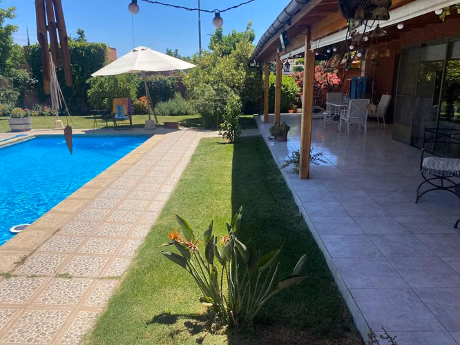 VENDE casa 5D 4B 180/780 mt2, cond. Sta Rosa de Linderos, Buin.