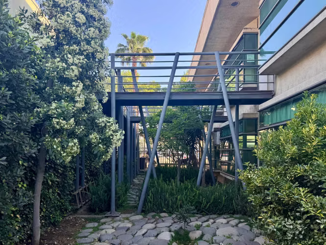 Edificio de 2 niveles con 4 oficinas (135855)
