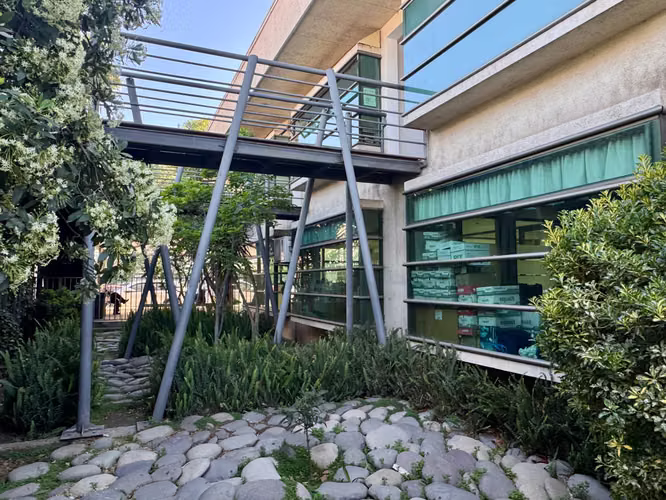Edificio en sector comercial y administrativo (135855)