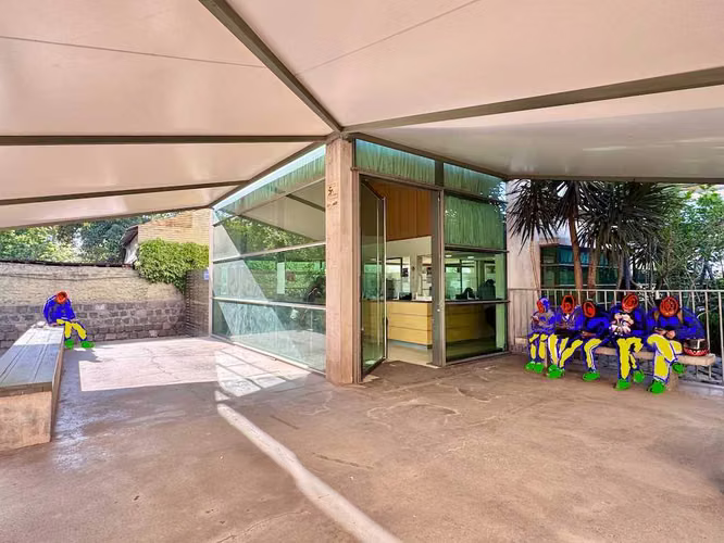 Edificio de 2 niveles con 4 oficinas (135855)