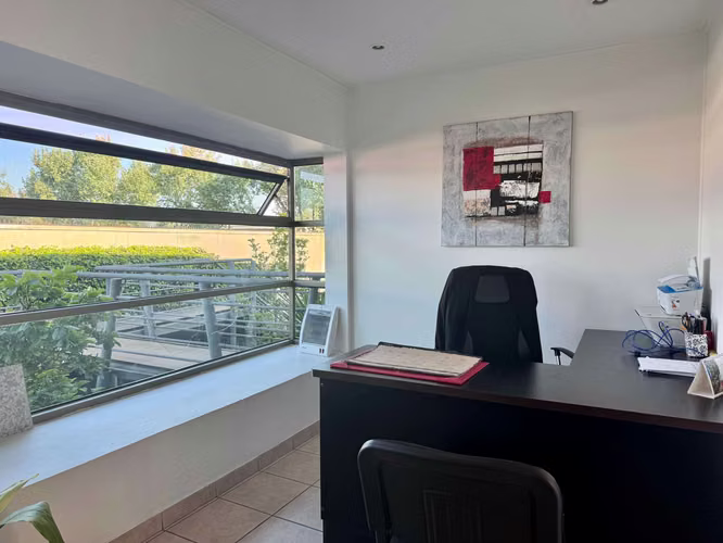 Edificio de 2 niveles con 4 oficinas (135855)