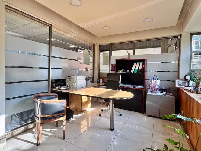 Edificio de 2 niveles con 4 oficinas (135855)