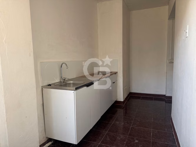 OFICINA REMODELADA A PASOS DE METRO SANTA LUCÍA