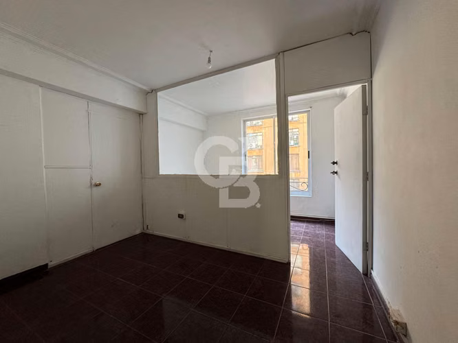 OFICINA REMODELADA A PASOS DE METRO SANTA LUCÍA