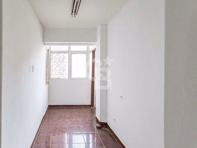 OFICINA REMODELADA A PASOS DE METRO SANTA LUCÍA