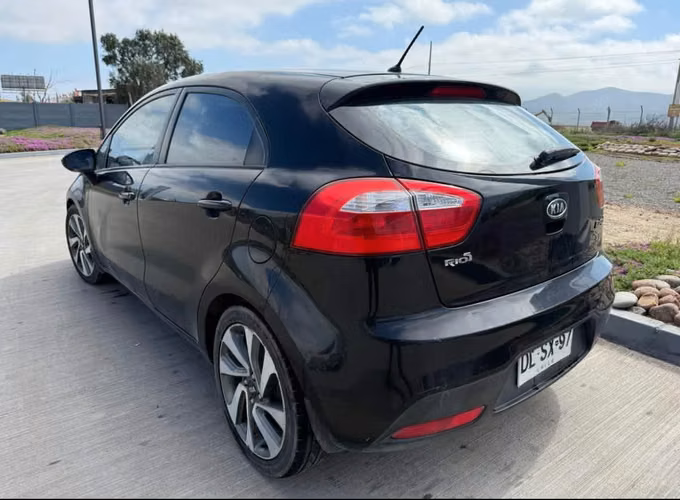 KIA RIO 5 AÑO 2012 ECONOMICO Y OPERATIVO